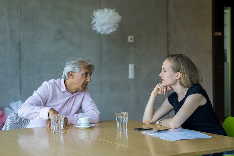 Dieter Rüttimann, spécialiste en sciences de l'éducation, s'entretient avec notre auteure Eveline von Arx sur l'inclusion et l'enseignement inclusif.