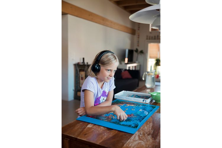 9-year-old Mia can listen to radio plays at any time - films and games on the tablet are limited to one hour a day.