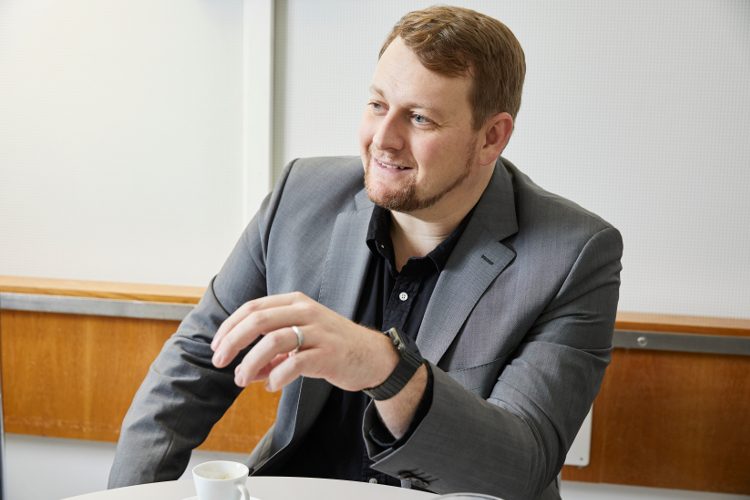 Le professeur Thomas Dreher, 38 ans, est un spécialiste internationalement reconnu de l'orthopédie et de la neuro-orthopédie pédiatriques ainsi que de la chirurgie des déformations complexes du bassin, des jambes et des pieds chez les enfants et les adolescents. Depuis le 1er septembre 2018, il est médecin-chef du service d'orthopédie et de traumatologie pédiatriques de l'Hôpital pour enfants de Zurich, après avoir travaillé plusieurs années à la clinique universitaire de Heidelberg, en Allemagne. Il vit depuis peu à Zurich avec sa femme et ses trois enfants.