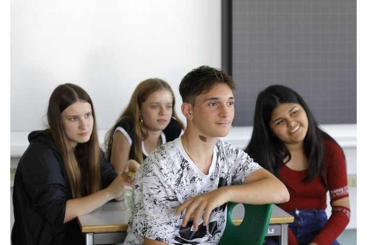 Tous les enseignants qui travaillent activement à un bon climat de classe et à une bonne relation avec les élèves considèrent cela comme un investissement qui porte ses fruits.