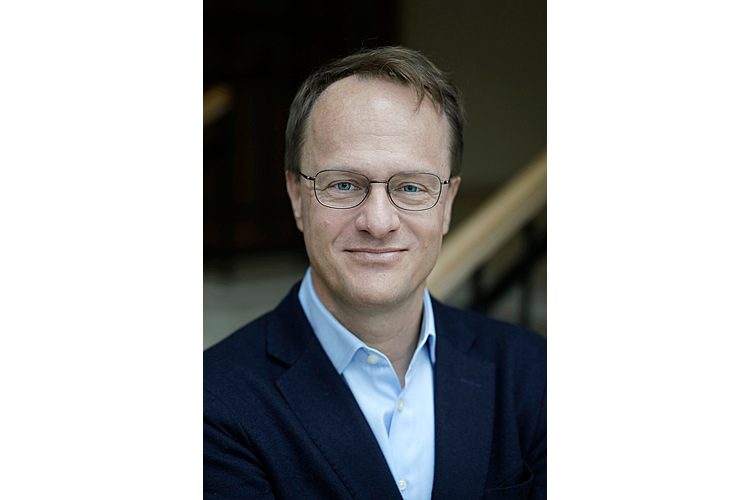 Prof Dr Markus Hengstschläger studied genetics, conducted research at Yale University in the USA and is now Head of the Institute of Medical Genetics at the Medical University of Vienna. The award-winning scientist teaches students, carries out genetic diagnostics and is a counsellor and bestselling author. His insights into biology, talent, education and research have already captivated many readers and listeners.