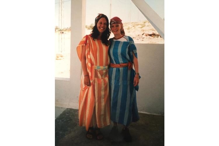 In vacanza da sola per la prima volta in Tunisia con la sua amica d'infanzia.