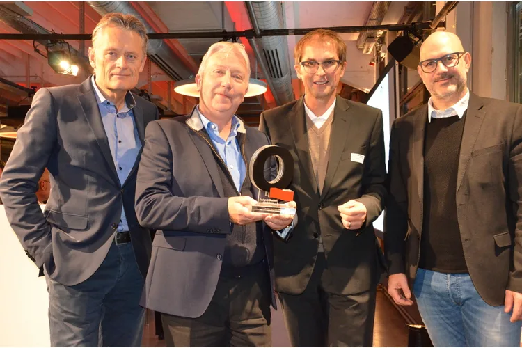 Photo de groupe avec Q-Award : Patrik Luther, directeur adjoint de la maison d'édition Fritz+Fränzi ; Andreas Häuptli, directeur de l'association Médias Suisses ; Thomas Schlickenrieder, directeur de la Fondation Elternsein et Nik Niethammer, rédacteur en chef de Fritz+Fränzi (de droite à gauche).