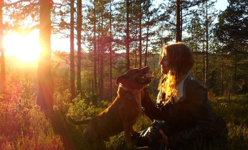Frau und Hund im Wald: Der Umgang mit Hunden lässt den menschlichen Körper mehr Glückshormone ausschütten.&nbsp;