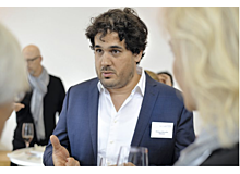 Philippe Wampfer ist Gymnasiallehrer und&nbsp; Digitalexperte sowie Vater von drei ­Kindern (8, 9 und 11) und lebt in Zürich. Zurzeit teilt er mit seiner Familie das ­Homeoffice. Das funktioniert genau wie der Fernunterricht: mal besser, mal schlechter, mal gar nicht. Manchmal nehmen es alle mit Humor.