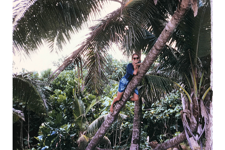 Umweltprojekte an exotischen Orten inklusive kurzer Pause auf der Palme: «Mit dem Outrigger-Kanu fuhr ich durch Polynesien, um Korallenriffe zu retten», sagt Ulrike Légé.