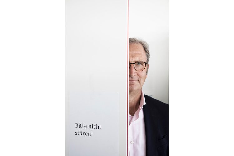 Wer in Ruhe lernt, lernt besser: «Was sich im Gehirn der Kinder festsetzen muss, sollte glasklar, störungsfrei und häufig vermittelt werden. Wer ständig auf verschiedenen Medien spielt und Multitasking macht, arbeitet langsamer, fehlerhafter.»« />
<figcaption class=