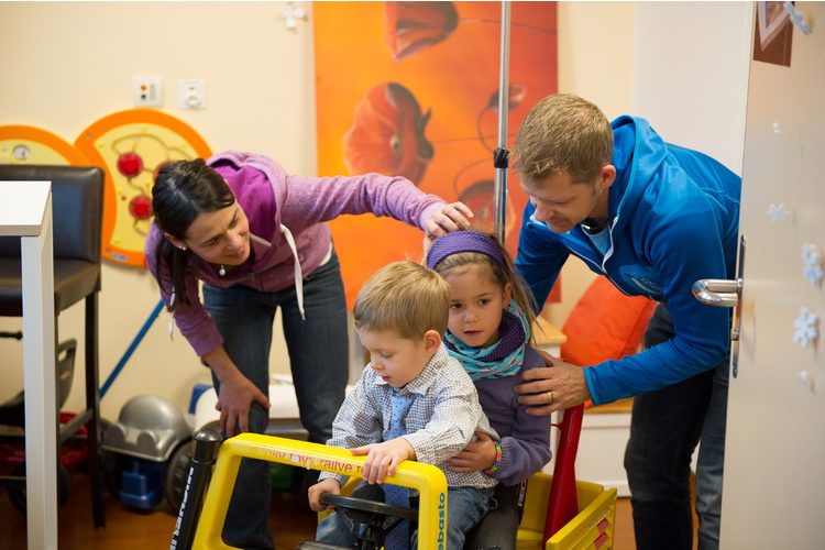 Being a family despite illness: Lina and her brother Tim with their parents in hospital.