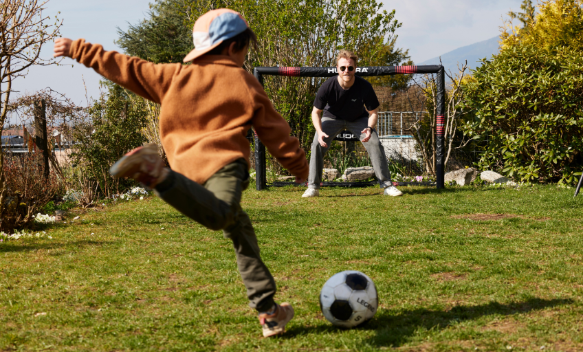Bedürfnis: Vater und Sohn spielen Fussball