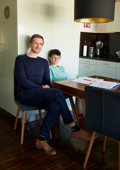 Bedürfnis: Vater und Sohn sitzen in der Küche