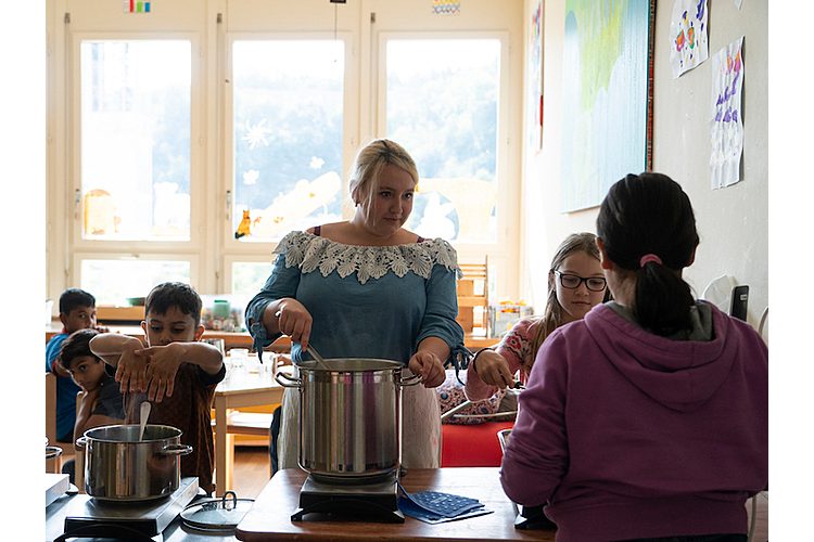 Liste des tâches à accomplir : Les enfants aident à préparer le repas de midi.
