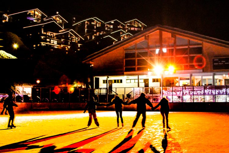 La pista di ghiaccio viene utilizzata come campo da hockey durante il giorno e si trasforma in una discoteca su ghiaccio la sera.