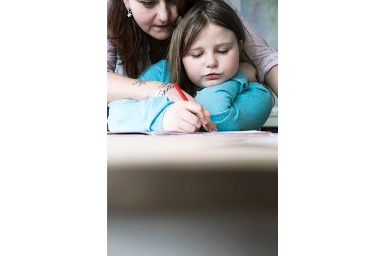 Viele Eltern fühlen sich verpflichtet, bei Hausaufgaben zu helfen.