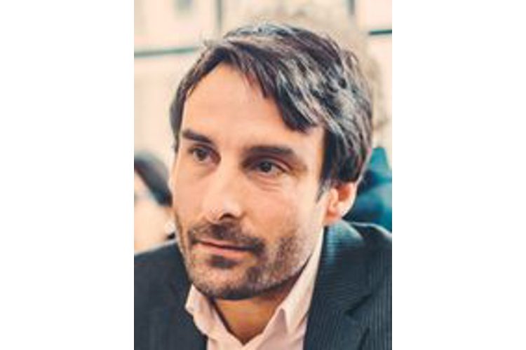 Patrick Gross ist Psychoanalytiker und Psychotherapeut in eigener Praxis in Basel und Dozent. Seit zwölf Jahren berät und begleitet er zu einem grossen Teil Transmenschen. Er ist Vorsitzender der Schweizer Fachgruppe Trans*, einer trans/cisinklusiven multiprofessionellen Arbeitsgruppe. Gross ist verheiratet und Vater zweier Kinder. Er lebt mit seiner Familie in Basel.