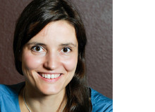 Daniela Nagel ist studierte Philosophin und Autorin. «Fünf Kinder? Sie Ärmste!» heisst ihr «Survivalguide für gelassene Mehrfachmütter» – so der Untertitel. Die fünffache Mutter schreibt auch Romane, sowohl unter ihrem echten Namen als auch unter dem Pseudonym Marie Adams. Zudem betreibt sie einen Bücherblog und coacht Autorinnen und Autoren.