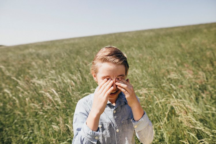 Schnupfen, Niesattacken, tränende Augen: Pollen können den Kinderalltag stark belasten.