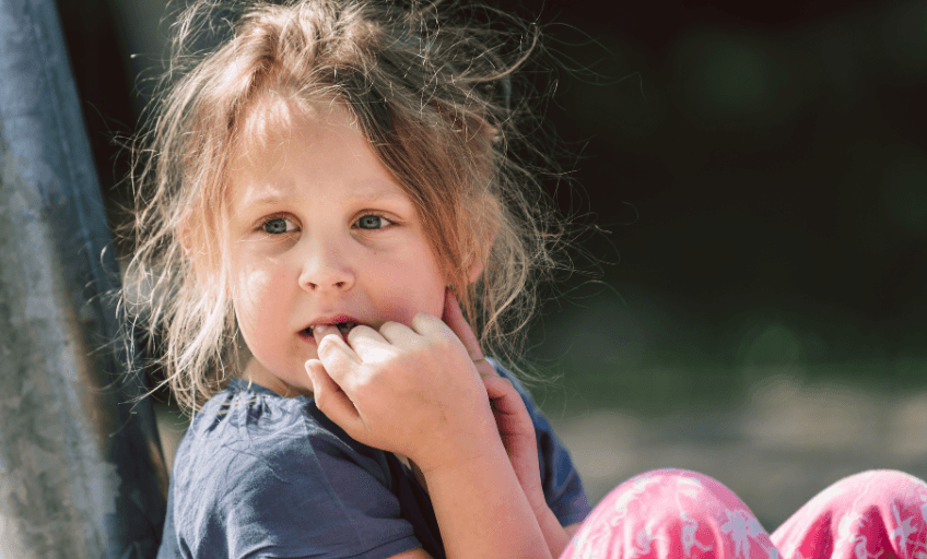 Armutsbetroffene Kinder: Ein unsicheres Mädchen
