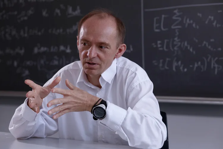 Der Informatikprofessor Juraj Hromkovic ist überzeugt: «Um Spass am Programmieren zu entwickeln, müssen Sie kein Informatik- oder Mathegenie sein.»