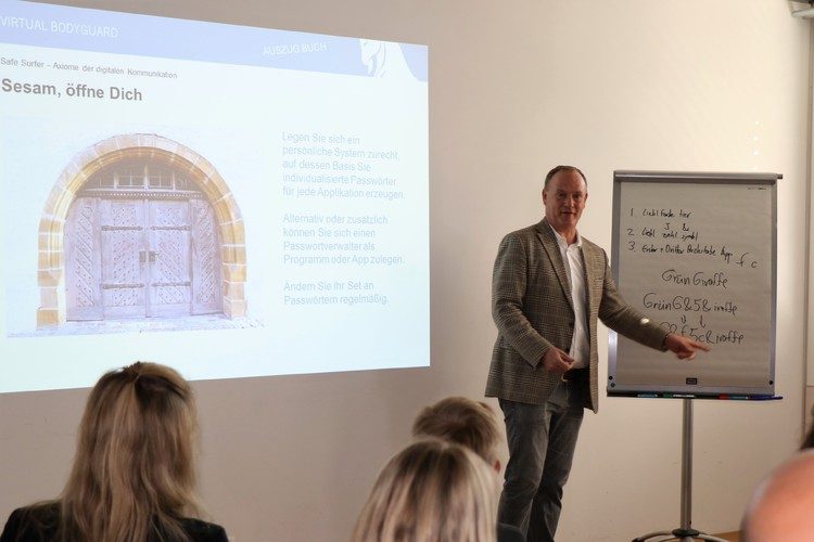 How do you create a really secure password? Martin Hellweg demonstrated his method in the seminar. His trick: 3 questions, intelligently combined. Read about it under tip 3 in our article.