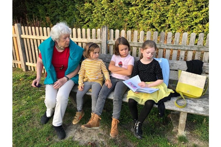 Die Oma mit meinen beiden Mädchen und ihrer Cousine, rechts.