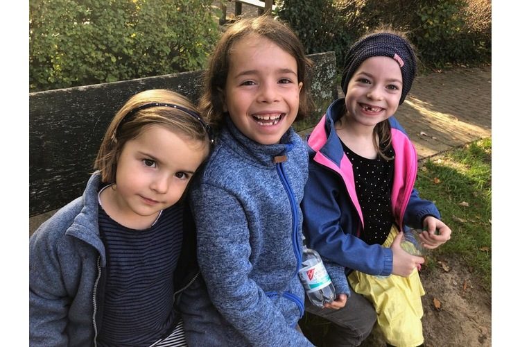 Happy mit der Cousine im hohen Norden: Die beiden Töchter von Andrea Widmer mit ihrer Cousine, rechts.