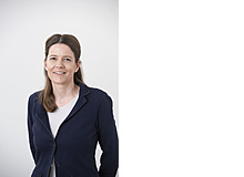 Yvonne Kiefer-Glomme ist Biologin und arbeitet als freie Journalistin in Basel. Die 46-Jährige hat ihre Tochter mit 37 bekommen und kennt die Themen späte Elternschaft sowie Sandwich-Generation aus eigener Erfahrung. Zusammen mit ihrer Tochter und ihrem Mann wohnt sie im Aargau und kümmert sich seit sieben Jahren um ihren 83-jährigen sehbehinderten Vater.