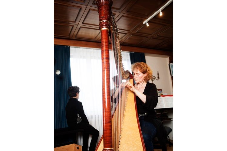 Relaxing while playing the harp: "The selfish struggle of parents harms children the most," says Mahalia Kelz.