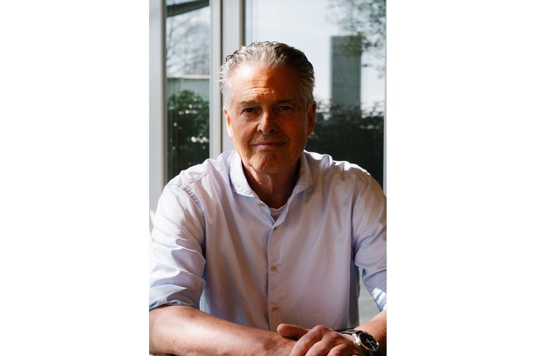 Mathias Voelchert è il fondatore e direttore di "familylab.de - die Familienwerkstatt" in Germania, che opera secondo i valori di Jesper Juul. È un economista aziendale, formatore, supervisore pratico, coach e autore. Voelchert offre consulenza a coppie, famiglie, scuole e aziende sul tema dell'uguaglianza e delle relazioni di successo. È padre di due figli ormai grandi e vive con la moglie nella Foresta Bavarese.