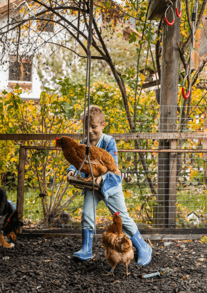 Lernen mit ADHS: Bub kümmert sich um Huhn