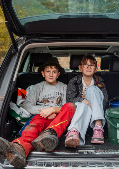 Lernen mit ADHS: Die Geschwister Andreas und Maria sitzen im Auto