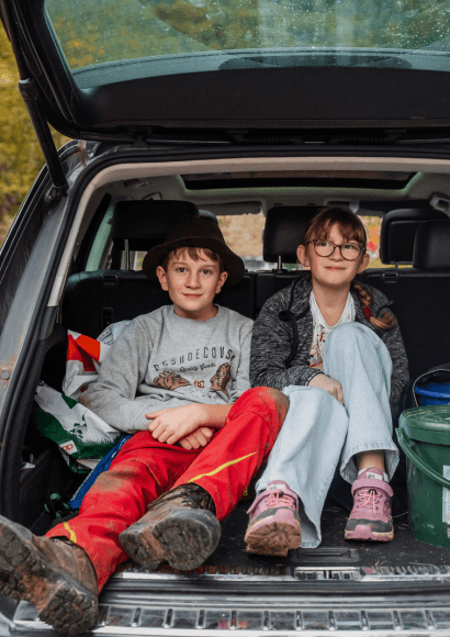 Lernen mit ADHS: Die Geschwister Andreas und Maria sitzen im Auto