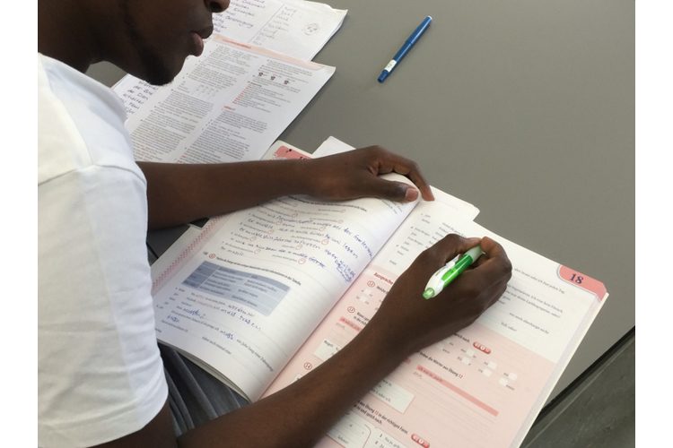 Bridging programme: young refugees learn German between regular school and vocational training.