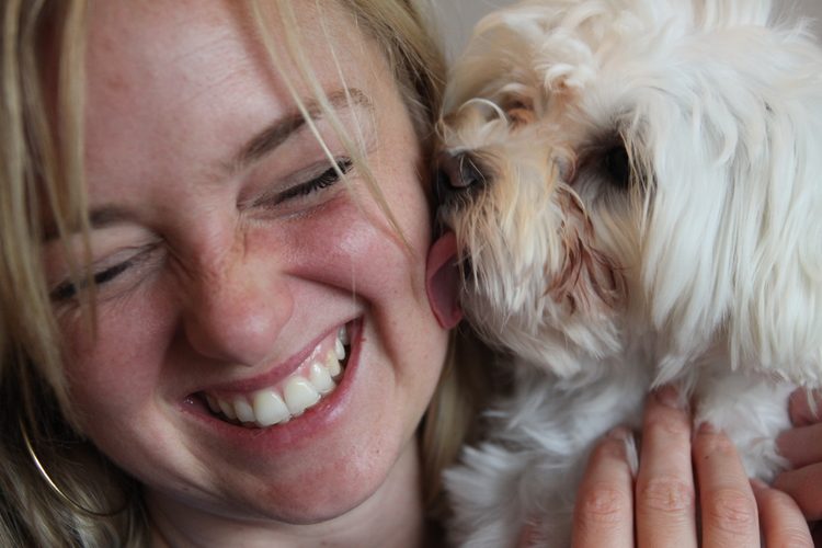 Qualcuno ha detto senza figli? Bianca Fritz, responsabile della redazione online, con il suo cane Sukhi. Foto: Susanne Bogoslaw