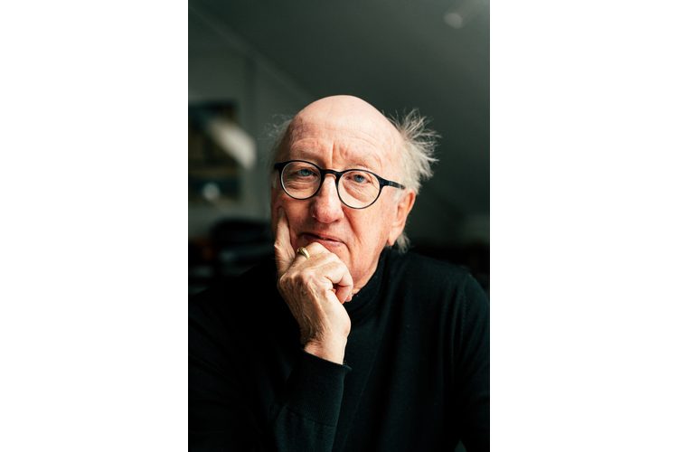 Jan-Uwe Rogge travaille depuis le milieu des années 1970 comme conseiller en éducation et a publié plus de 30 livres, dont beaucoup sont des best-sellers. Dernièrement, cet homme de 73 ans a publié le livre "So grosse Gefühle !" en collaboration avec le père bénédictin et philosophe Anselm Grün. Rogge donne des conférences et des séminaires, notamment sur la manière d'accompagner les enfants en temps de crise. Rogge est marié, père d'un fils adulte et vit dans le Schleswig-Holstein. www.jan-uwe-rogge.de