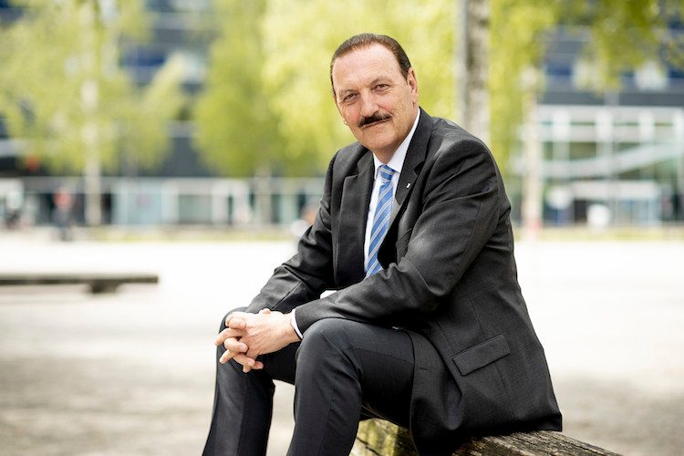 Beat W. Zemp über eine Schule ohne Hausaufgaben: «Ich bin dafür, Hausaufgaben in den Schulalltag zu integrieren, zum Beispiel dank einer betreuten Hausaufgabenstunde am Ende eines Schultages. Das würde etwas kosten, wäre aber gut investiertes Geld, da die Kinder, die zu Hause keine Hilfe bekommen, davon sehr profitieren würden».