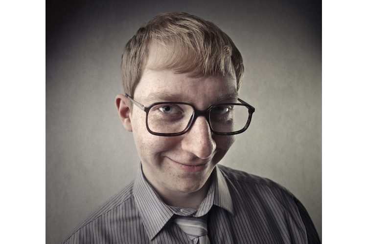 Type d'enseignant Nerd : Pourquoi est-il devenu enseignant ? Je ne sais pas, les gens ne l'intéressent pas, à l'exception de son collègue informaticien. Le Nerd s'épanouit au milieu de ses pairs.