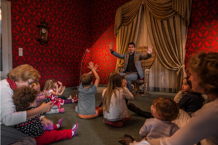 Des auditeurs enthousiastes à l'hôtel des contes. Image : zVg