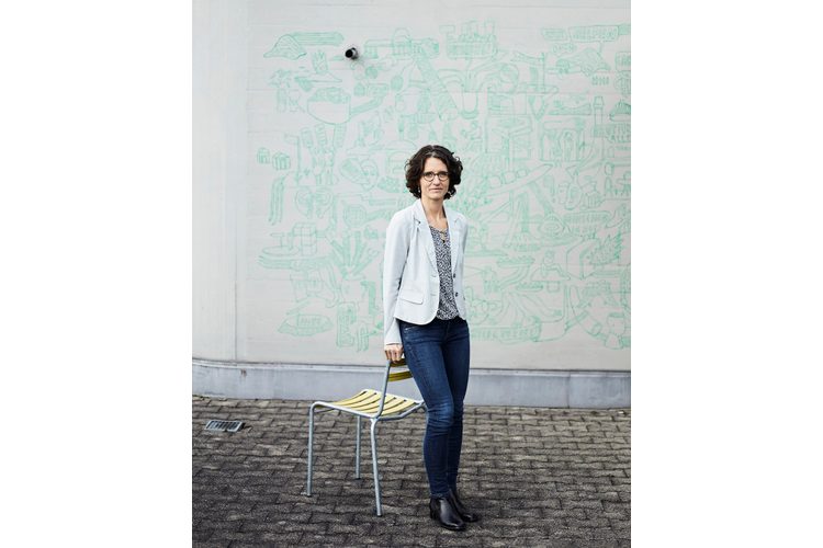 Bettina Fredrich è responsabile del Dipartimento di politica sociale di Caritas Svizzera. Vive con la sua famiglia vicino a Berna.