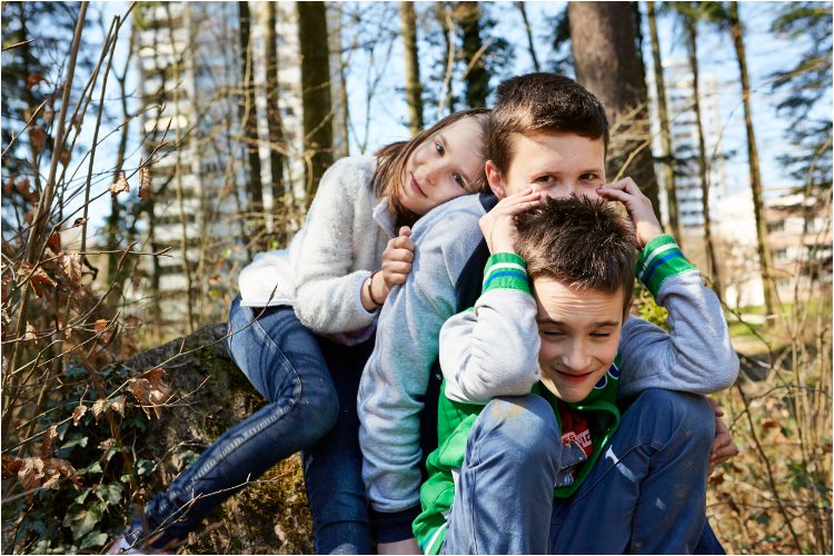 Les Hartmann de Suhr (de g. à d.) : Sophie, 7 ans, Matthias, 11 ans, et Lorenz, 9 ans. Amour et rivalité : Sophie avec ses frères Lorenz (à g.) et Matthias.
