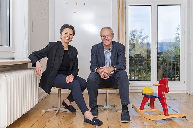 Prof. Dr. Bea Latal und Prof. Dr. Oskar Jenni leiten die Abteilung Entwicklungspädiatrie am Universitäts-Kinderspital Zürich. Bea Latal ist Kinder- und Jugendmedizinerin sowie ausserordentliche Professorin für Entwicklungspädiatrie ad personam an der Universität Zürich. Für ihre Forschung, u. a. zu Frühgeborenen und Kindern mit angeborenem Herzfehler, wurde die Mutter von zwei Söhnen mehrfach ausgezeichnet. Oskar Jenni ist Kinder- und Jugendmediziner sowie ausserordentlicher Professor für Entwicklungspädiatrie ad personam. Er erforscht u. a. das Schlafverhalten sowie die motorische, kognitive und soziale Entwicklung von Kindern. Seit 2018 ist der Vater von vier Jungen Leiter der «Akademie. Für das Kind» in Zürich.