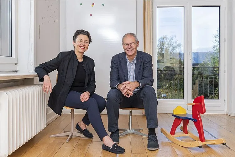 Prof. Dr. Bea Latal und Prof. Dr. Oskar Jenni leiten die Abteilung Entwicklungspädiatrie am Universitäts-Kinderspital Zürich. Bea Latal ist Kinder- und Jugendmedizinerin sowie ausserordentliche Professorin für Entwicklungspädiatrie ad personam an der Universität Zürich. Für ihre Forschung, u. a. zu Frühgeborenen und Kindern mit angeborenem Herzfehler, wurde die Mutter von zwei Söhnen mehrfach ausgezeichnet. Oskar Jenni ist Kinder- und Jugendmediziner sowie ausserordentlicher Professor für Entwicklungspädiatrie ad personam. Er erforscht u. a. das Schlafverhalten sowie die motorische, kognitive und soziale Entwicklung von Kindern. Seit 2018 ist der Vater von vier Jungen Leiter der «Akademie. Für das Kind» in Zürich.
