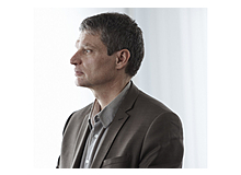 Guy Bodenmann ist ordentlicher Professor für Klinische Psychologie mit Schwerpunkt Kinder / Jugendliche und Paare / Familien an der Universität Zürich. Er ist Direktor der Praxisstelle für Paartherapie und der Praxis- stelle für Kinder- und Jugendpsychotherapie am Psychotherapeutischen Zentrum der Universität Zürich und Buchautor.