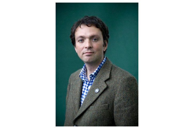 Tom Hodgkinson ist Journalist und Buchautor. Er gibt das Magazin «The Idler» («Der Müssiggänger») heraus. Zu seinen Bestsellern gehören die «Anleitung zum Müssiggang» und der «Leitfaden für faule Eltern». Zusammen mit seiner Partnerin und den drei Kindern – 15, 13 und 10 Jahre alt – lebt er in London.