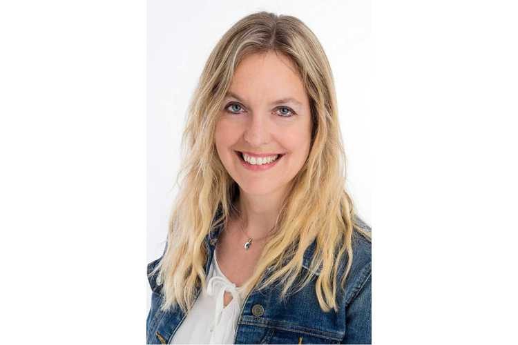 Marianne Botta è una scienziata alimentare e insegnante specializzata. È specializzata in scienza dell'alimentazione, lavora come giornalista specializzata per diverse testate e ha scritto diversi libri, tra cui uno sull'alimentazione infantile (www.mbfit.ch). È madre di 8 figli di età compresa tra i 7 e i 21 anni e cucina e mangia con la sua famiglia ogni giorno. Immagine: zVg