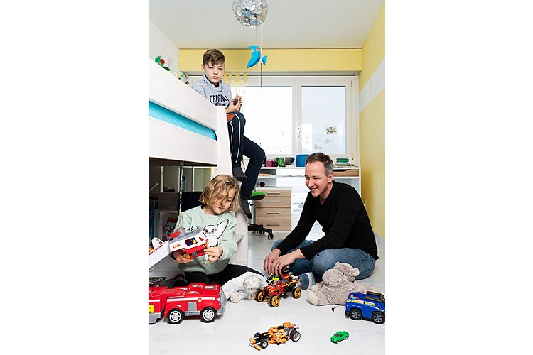 "Il fine settimana con la mia famiglia è sacro per me": Daniel Bissegger, 44 anni, di Dürnten, nell'Oberland zurighese, è molto impegnato nella sua posizione dirigenziale in una banca. Come padre, il marito di Nathalie, 40 anni, e papà di David, 10 anni, e Joline, 7 anni, vuole una cosa sopra ogni altra: non solo esserci, ma essere presente. (Leggi qui la sua storia)