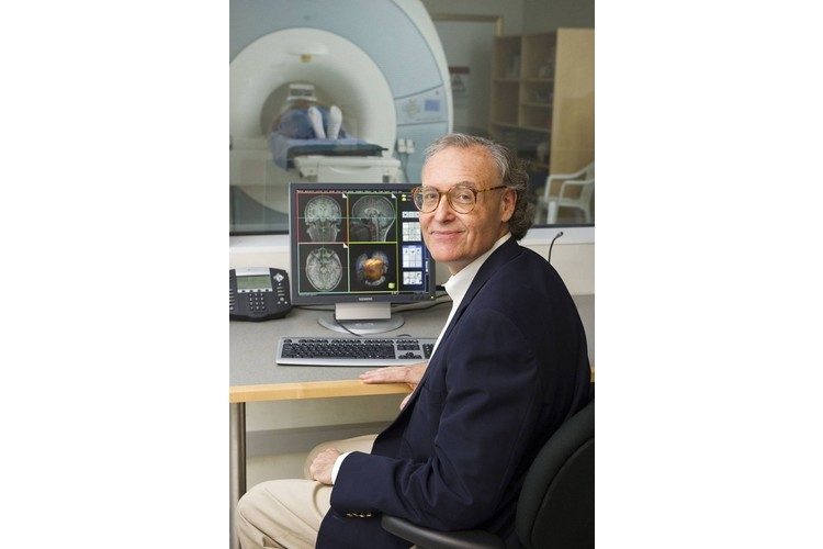 Il professor John Gabrieli dirige il Centro di Imaging Athinoula A. Martinos presso il McGovern Institute del Massachusetts Institute of Technology (MIT) negli Stati Uniti. Oltre alle sue attività di ricerca, insegna presso il Dipartimento di Scienze cerebrali e cognitive ed è Grover Hermann Professor presso la Divisione di Scienze e Tecnologie della Salute dell'Harvard-MIT. Lavora anche presso il Dipartimento di Psichiatria del Massachusetts General Hospital e presso la Harvard Graduate School of Education e dirige la MIT Integrated Learning Initiative. Nel suo lavoro, John Gabrieli utilizza la neuroimmagine - la visualizzazione della struttura e del funzionamento del cervello negli esseri umani viventi - per esplorare questioni fondamentali su emozioni, invecchiamento e memoria.