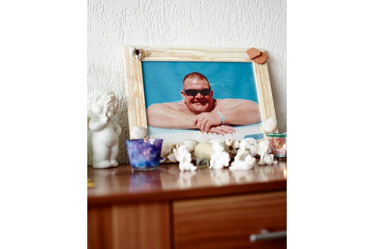 Molte foto in casa gli ricordano il padre.