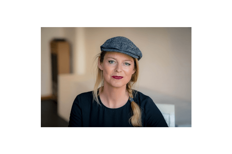 La personne : Maike Plath est auteur, pédagogue de théâtre et enseignante. En réponse constructive à ses expériences dans le quotidien scolaire berlinois, Plath a développé son concept artistique participatif, le "principe du pupitre de mixage", au cours de ses neuf années d'activité dans une école en difficulté. Celui-ci transmet des stratégies autodéterminées et individuelles de gestion démocratique et peut être transféré au-delà du travail théâtral à d'autres contextes. Pour plus d'informations : www.act-berlin.de, www.maikesblog.de