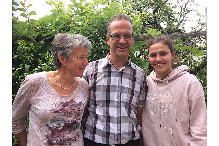 Naemi with her family (Image: zVg)
