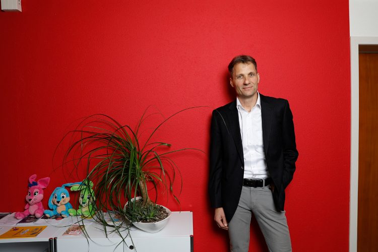 Kurt Albermann hilft betroffenen Eltern und Kindern, ein normales Familienleben zu führen.